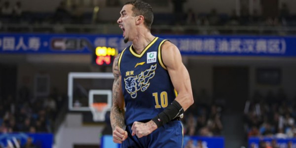 华体会体育官方入口-广东宏远拒绝输球！全力击败上海男篮，奎因对位张镇麟，央视直播