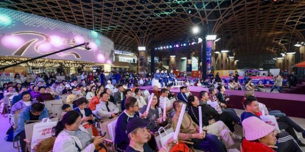 华体会体育app下载-五一假期申城商场现“乒乓热” 跨界互动重塑地标活力
